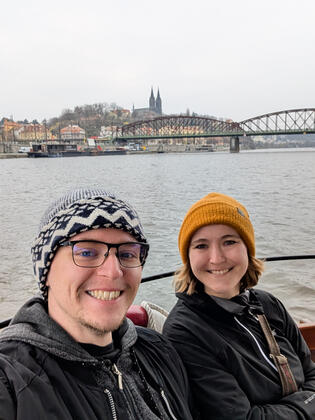 S Vyšehradem, zrovna kormidluje někdo jiný.