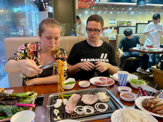 Marťa T-Rex poprvé na korejském BBQ.