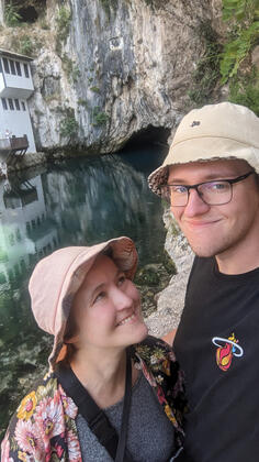 Láska v Bosně. Jednou klobouček, vždycky klobouček.